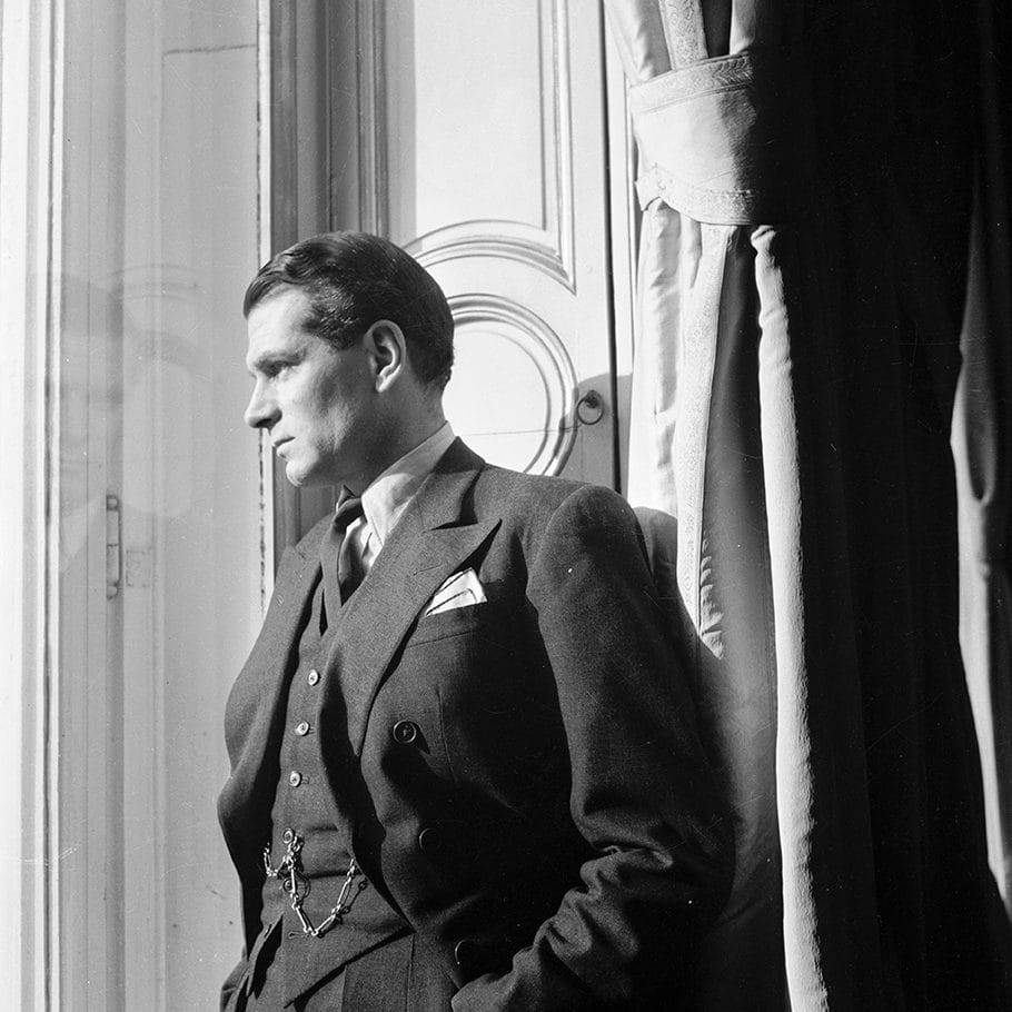 mylovelydeadfriends:  Laurence Olivier, photographed by Cecil Beaton, Paris, 1948