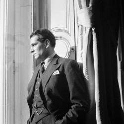 mylovelydeadfriends:  Laurence Olivier, photographed