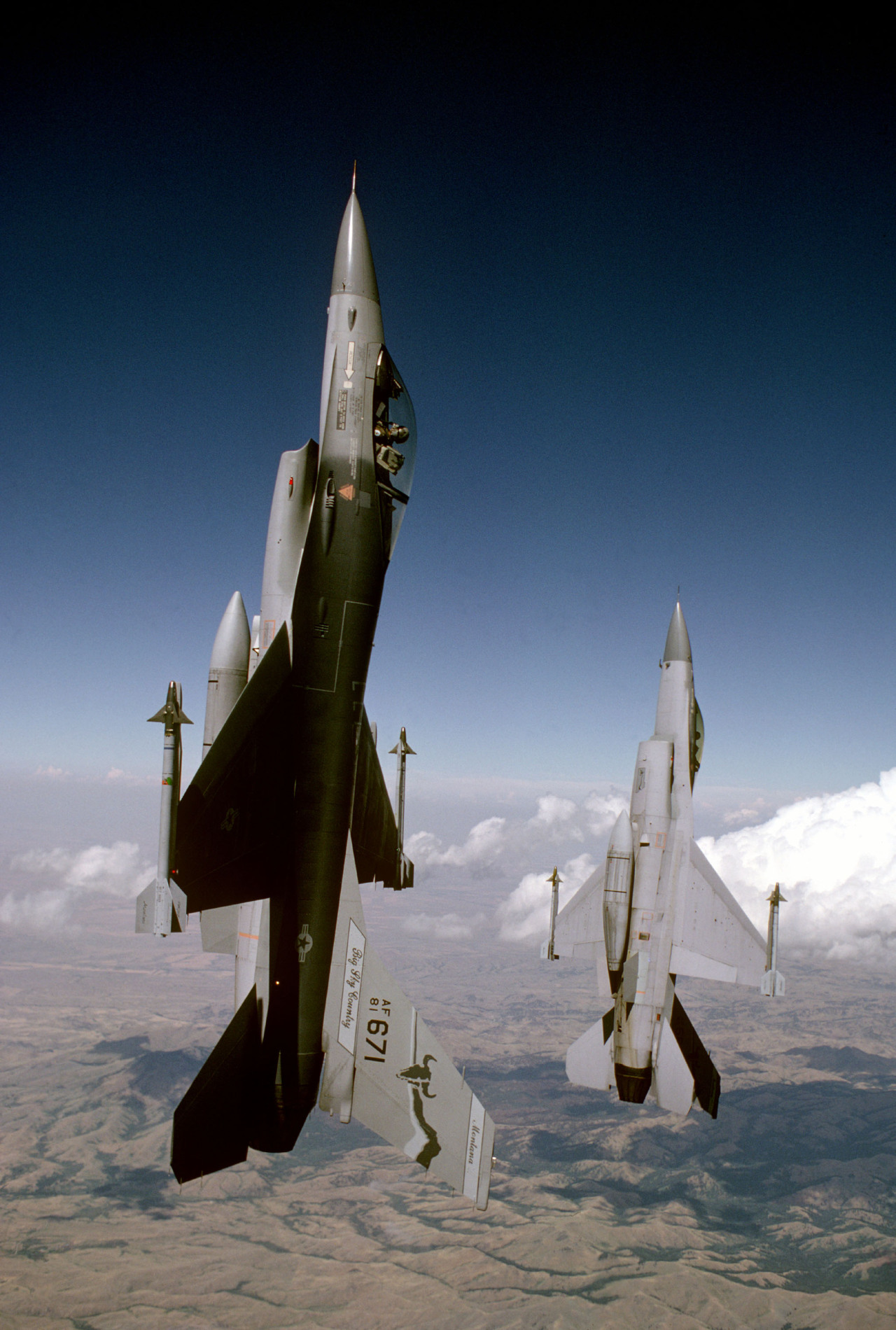 flying-fortress:  Armed with AIM-9 Sidewinder missiles, a pair of F-16A Fighting