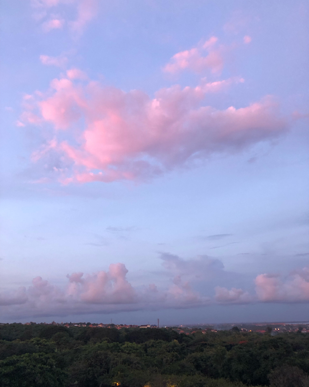 Небо становится розовым. Розовое облако. Голубое небо с розовыми облаками. Розовое небо. Розовое небо с облаками.