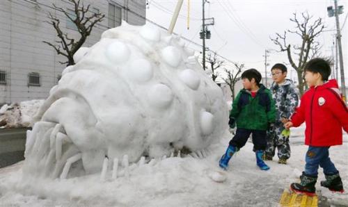 路上にナウシカのオーム像　秋田、雪で男性手作り
