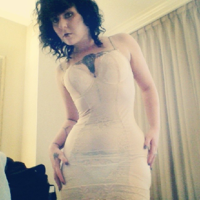 hexhypoxia:  Meet n greet for fetcon. Say hi! #igbabe #curvesfordays #curvy #hourglassfigure