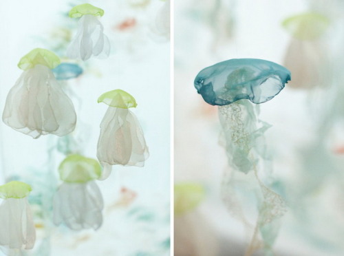 showslow:  Inspired by the ever-changing underwater life, Portland-based multidisciplinary artist Sayuri Sasaki Hemann creates a breathtaking jellyfish aquarium, titled ‘Underwater Flight’ in a place where you least expect it, the Portland International