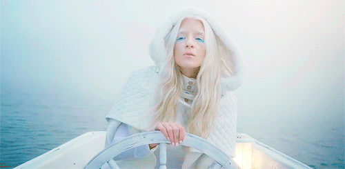 aphxtwink:  iamamiwhoami; fountain 