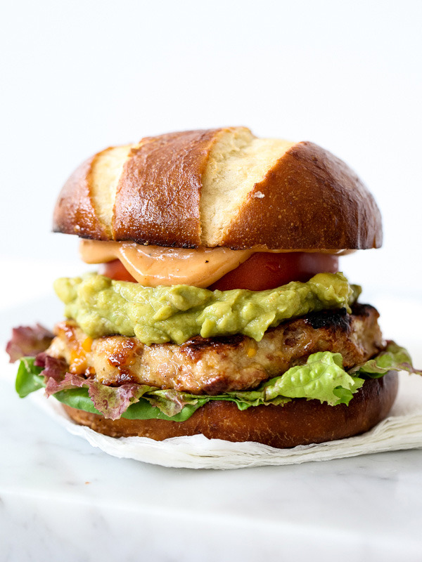 yumi-food:  Bacon Cheddar Chicken Burgers with Guacamole