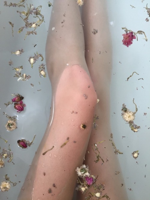 floralwaterwitch:  I had the loveliest bath using the floral ritual salt soak from @floralsgifts ✨ I