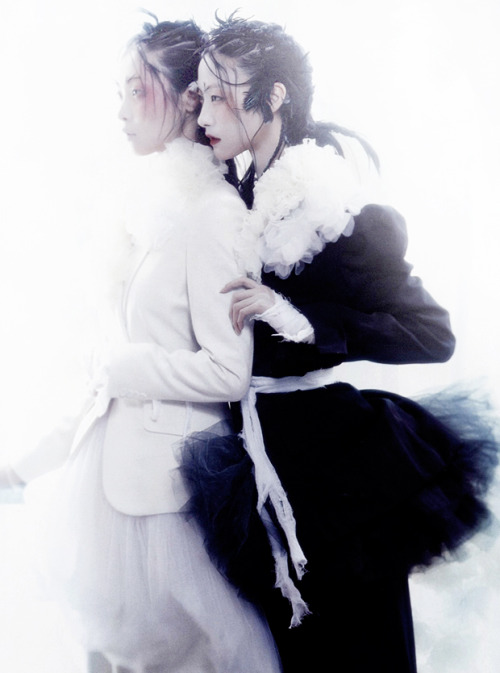 bienenkiste:  “Noir et Blanc”. Park Ji Hye & Kim Sung Hee by Lee Gun Ho for Vogue Korea January 2013 