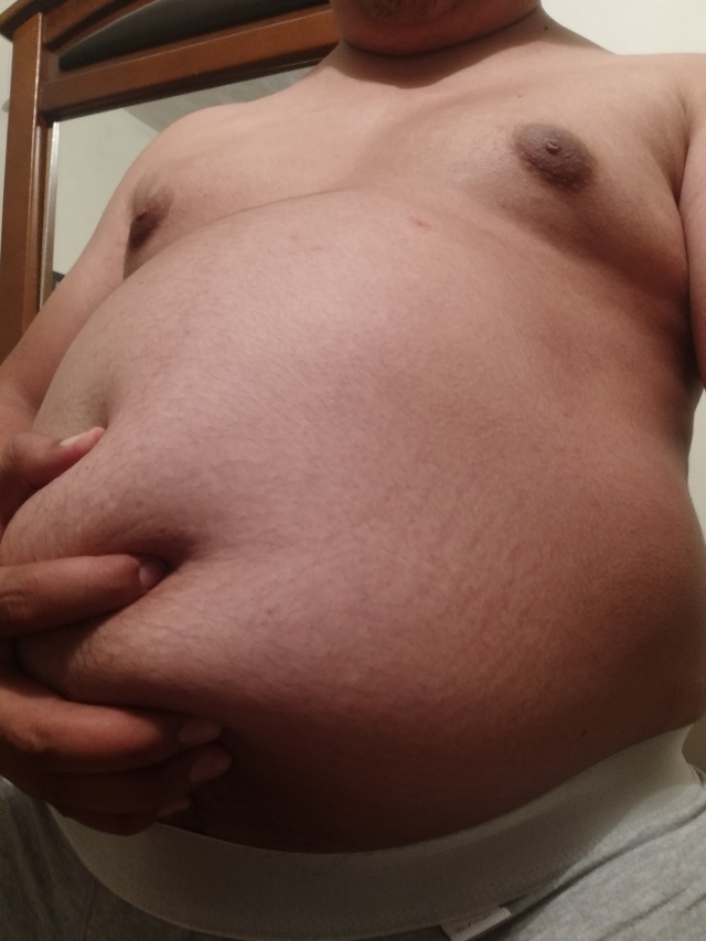 gainerburr:Stuffed belly!I had a hamburger, 20 nuggets, some fries, a chocolate milkshake