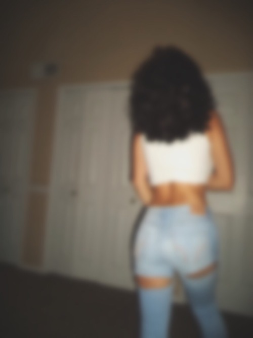 Looking sexy in them jeans Thanks for the submissionFollow her on Insta @ mariahjvega
