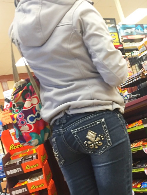 midwestcreepin:  aroundtownasses:  Squeezed in  Nice MILF workin the bling!!