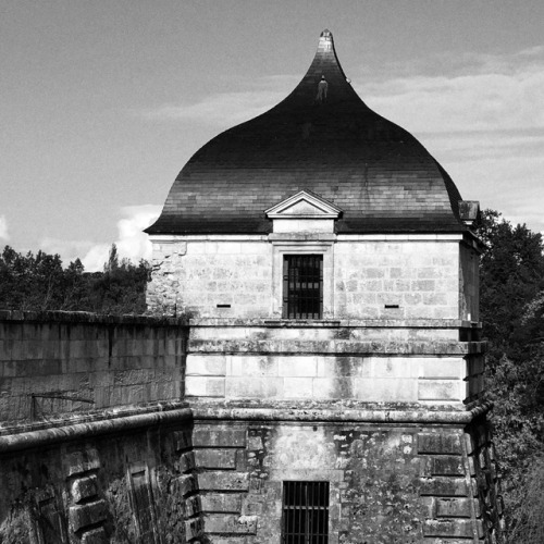 Tour de guet et le mur château environnant, Cadillac, Gironde, 2017.