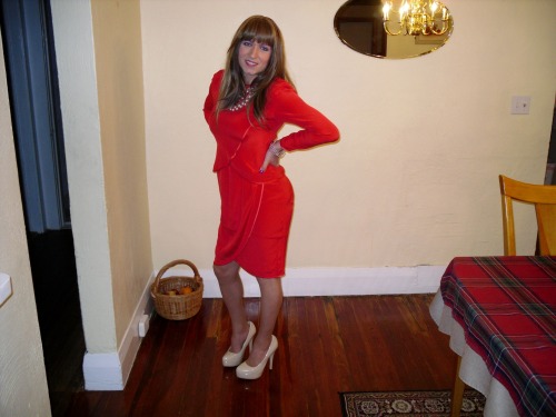 chanellenirok:  A vintage-conservative, red Saks Fifth Avenue dress, big pearl necklace, and tan pumps. A truly luxurious outfit. An evening out or an evening in, I’m Red-y ;)