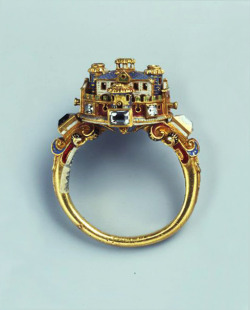 design-is-fine:  Ring with castle, second