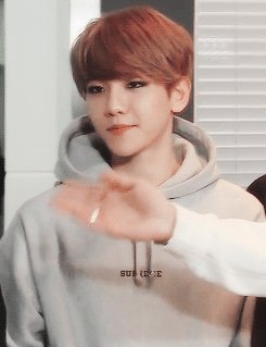 essentyeol: baekhyun’s makeup appreciation post   chanyeol’s hand which is almost as big as his face