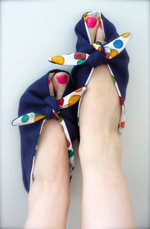 DIY Elle Tie On Slippers’ Free Pattern from Tissue Papers.These retro Doris Day inspired DIY Tie On 