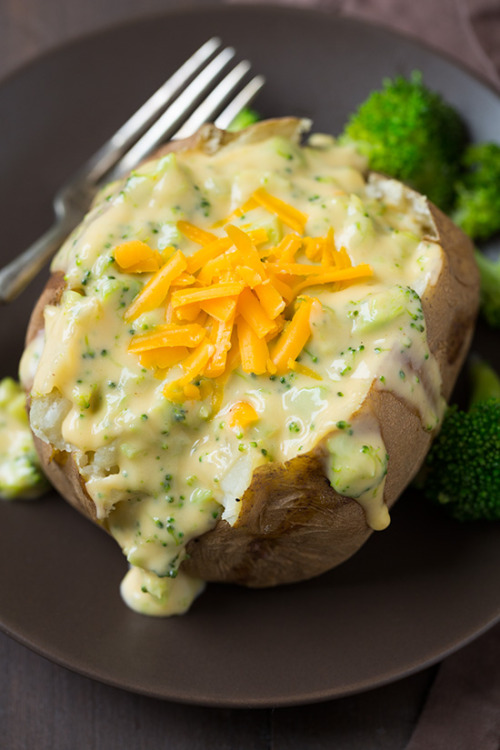 do-not-touch-my-food:  Baked Potatoes with Broccoli Cheese Sauce