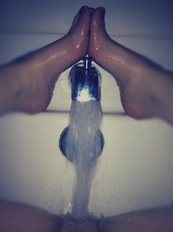 thatsexgirl:  The best way to end showertime.