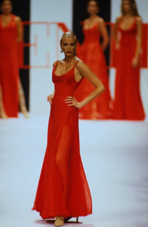arianavscouturevault:Valentino Ready-To-Wear Spring/Summer 1994.Model: Nadja Auermann