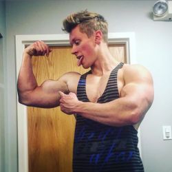 musclboy:  “Check out these gains, bro!” 🔥