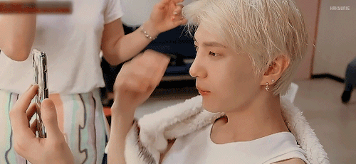 hakyunie:taekwoon talking with minyul before his inkigayo performance ♡