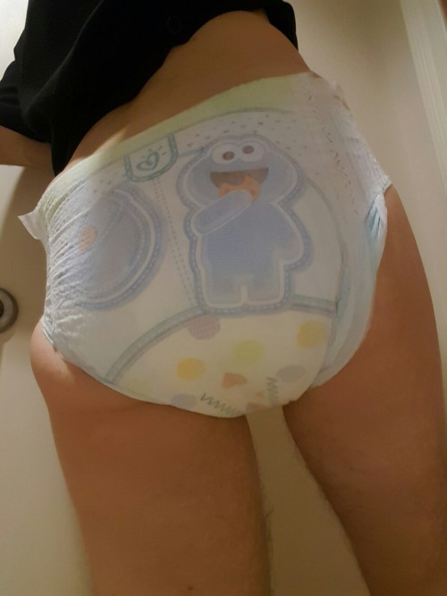 fitsinbabydiapers24:  I diapered 4 times and different heights because I filled my diaper full of moisterizer… I cant even explain the feeling when I bend over and back up again… Its to orgasmic.