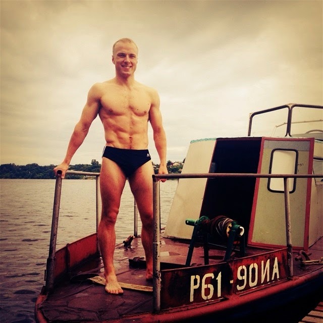 greenspeedos:  tiny boat..hot guy!
