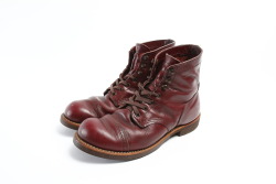 red-wing-shoes-taiwan:  Red Wing - Work Heritage, Munson Iron Range #8012 in Burgundy “Settler” Leather. 昨天為大家所介紹了Dr. Munson Boot，今天則是為大家介紹13-14秋冬所推出的Munson Iron Range。這個鞋款的特色方面在於結合了Munson