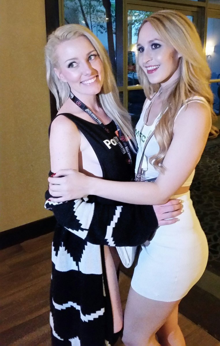 iamgingerbanks:  Oh hi boys, have you missed me?Some pics from AVN in Vegas, super