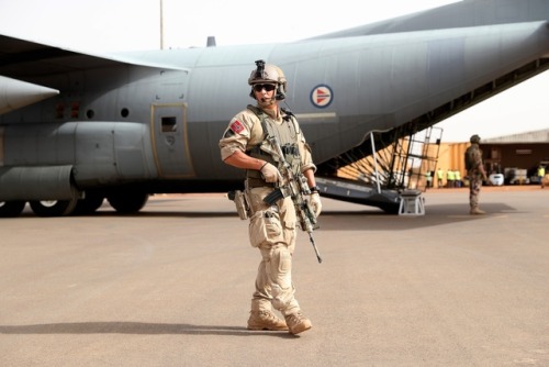 Porn bmashine:Norwegian soldiers in Mali.  Making photos