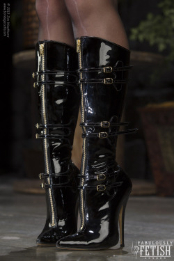 fabulouslyfetish:  Fabulously Fetish Vivian boots on the lovely legs of Randy Moore. Photo by Jim Weathers at Bondage Cafe. 