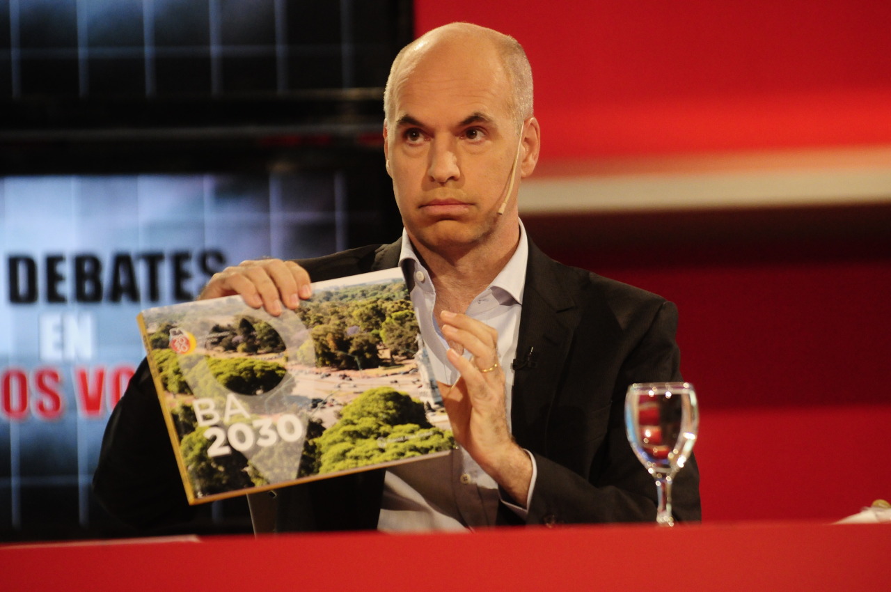 DEBATE. Sonrisas y buen trato, sin corbata o con rojo cábala, junto a sus asesores y familiares, el clima que reinó fue la concordia en el debate por Tv entre los pre candidatos del PRO.