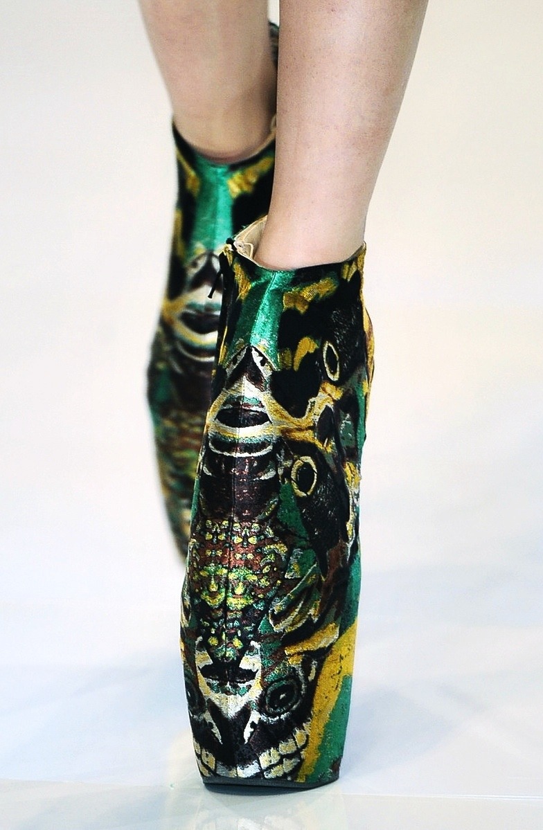 artkream:  isteiro:  details at Alexander McQueen S/S 2010 at PFW  I.G 