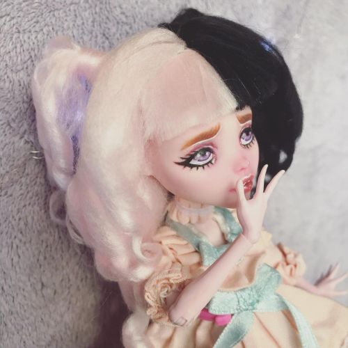 I was finally able to take some nice photos of my finished dolls so far! this one was inspired by Me