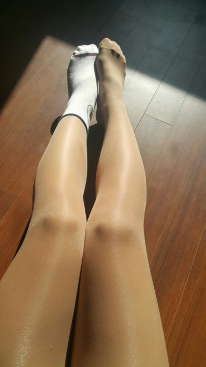 Porn Pics The shine of pantyhose in the sun.