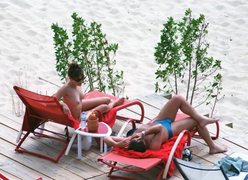 toplessbeachcelebs:  Elizabeth Hurley (Actress) topless in St. Bart’s, The Caribbean (June 2000)