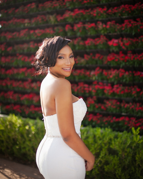 These swoon-worthy greenhouse bridal pics of my boo @just1danib take my breath away #passtheoxygen #