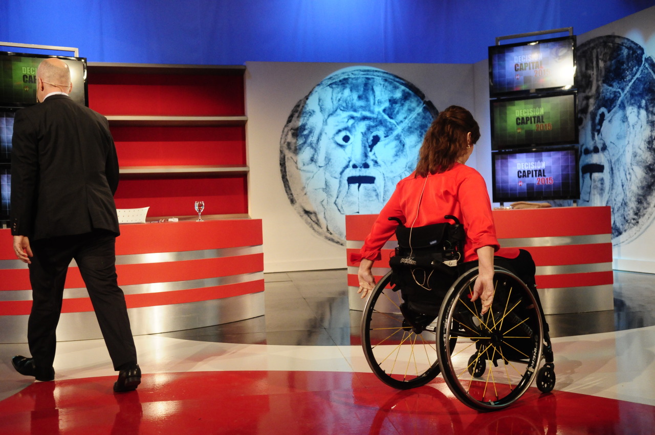 DEBATE. Sonrisas y buen trato, sin corbata o con rojo cábala, junto a sus asesores y familiares, el clima que reinó fue la concordia en el debate por Tv entre los pre candidatos del PRO.