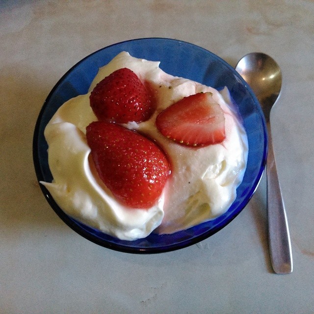 debbie-bam-1980:  Frutillas con crema!!. Yummy  #frutillas #fresas #strawberries