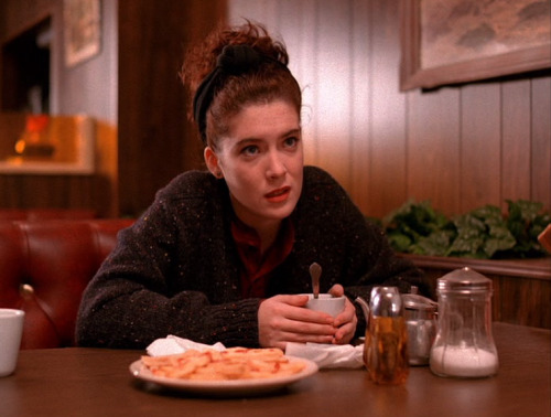 knitpeaks: The Cardigans of Season 1, part 1Welcome to Knit Peaks: Twin Peaks Knitwear