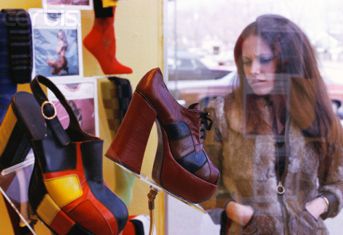 glamidols:Woman window shopping for platform shoes – 1974Photos taken by William Gottlieb/Corb