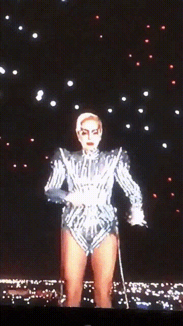 theshitneyspears: Me: I’m not gonna fall for him again, he’s an asshole.Him: