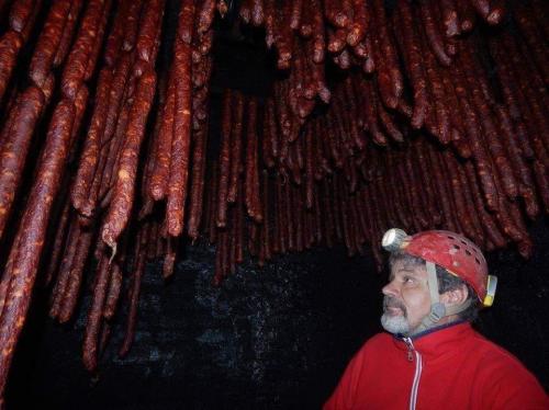 randomencounters: hmmm-official: hmmm Place: the Sausage Cavern