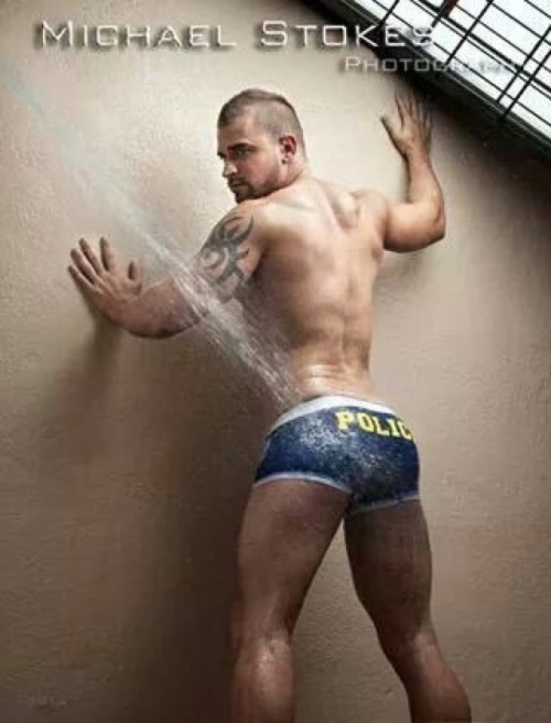 male-celebs-naked:  Aaron Burgart