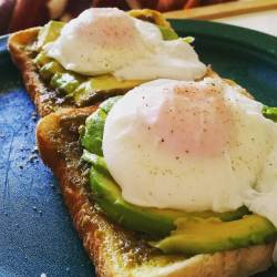 Pesto, avo, eggs. 😍 #instafoodie #instafood #food #foodie #foodporn #foodieporn #foodofinstagram #eggs #eggporn #avoporn #avocado #basilpesto #poachedeggs #weightloss #weightlossjourney #effyourbodystandards #effyourbeautystandards