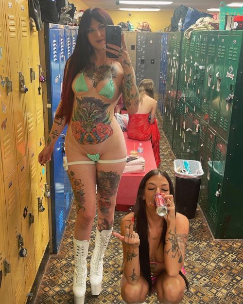 stripper-locker-room:  https://www.instagram.com/supernovaxo/