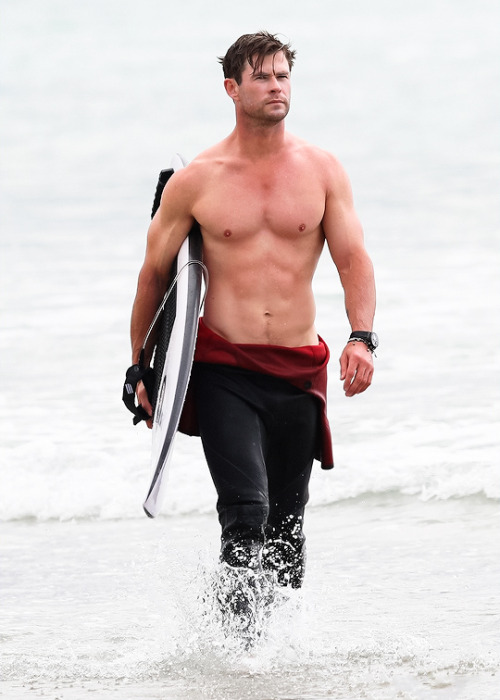 chrishemswrth:CHRIS HEMSWORTH in Byron Bay, Australia (October 22, 2018).