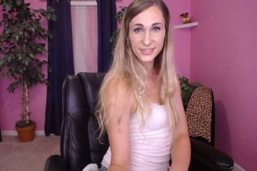 im about to get on live and have some fun! Come join me chaturbate.com/addibabeee