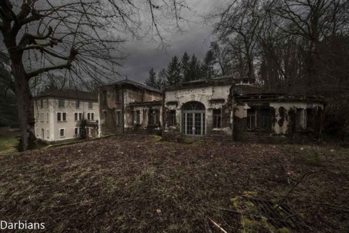 darbians:Abandoned health spa in France. Check the link for more from here.Les Thermes Bleu