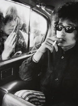 pinkfled:  Fans looking through Bob Dylan’s limousine - London, 1966 