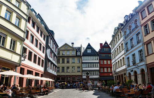 Der Hühnermarkt mit Stoltze-Brunnen in der Neuen Altstadt by Jonny__B_Kirchhain Der Hühnermarkt ist 